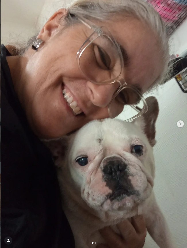 Tutora junto de seu pet em um momento de carinho